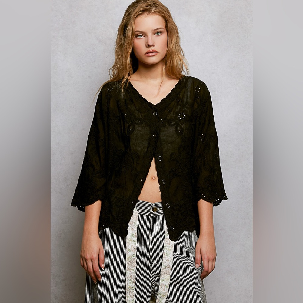 🖤 POL Floral Eyelet V-Neck Scalloped Shirt 🖤🛍️
